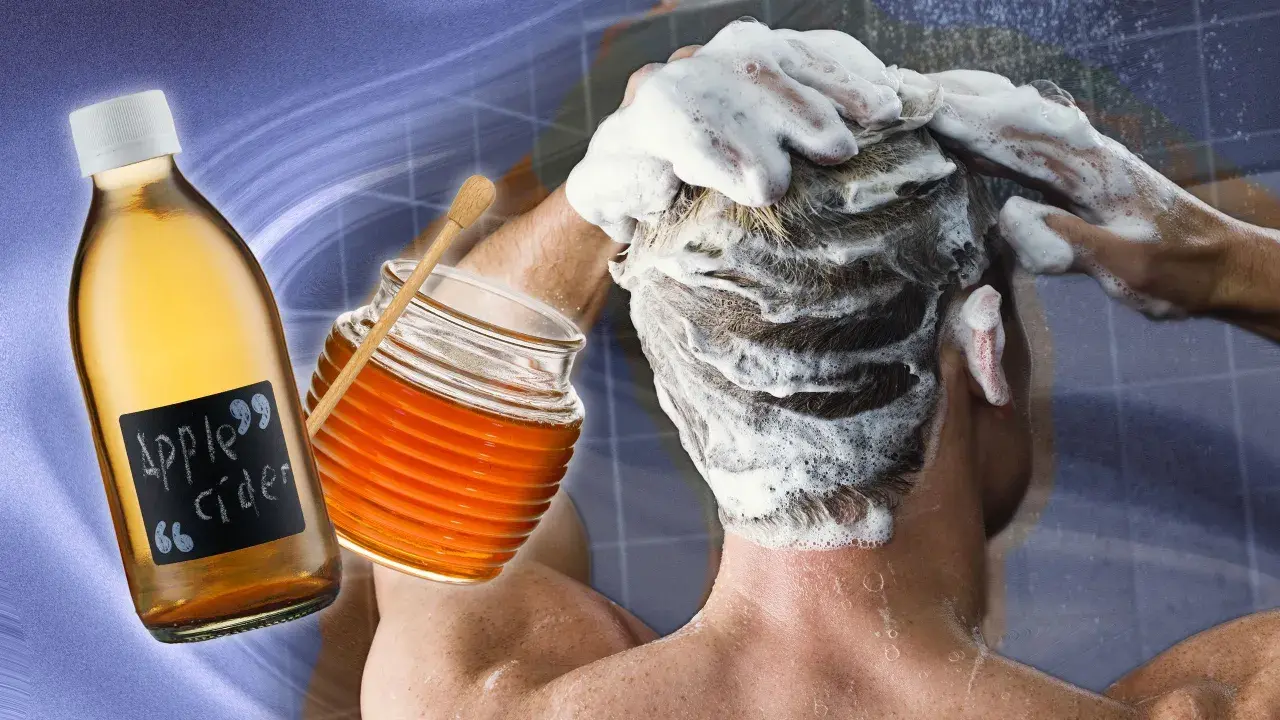 Une personne se lave les cheveux savonneux. À côté, une bouteille de vinaigre de cidre et un pot de miel, pour éclaircir cheveux naturellement.
