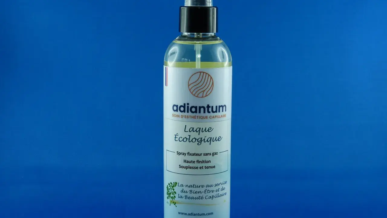 Flacon de laque écologique Adiantum, spray fixateur sans gaz. Est-ce que la laque abîme les cheveux ? Ce produit promet haute finition, souplesse et tenue.