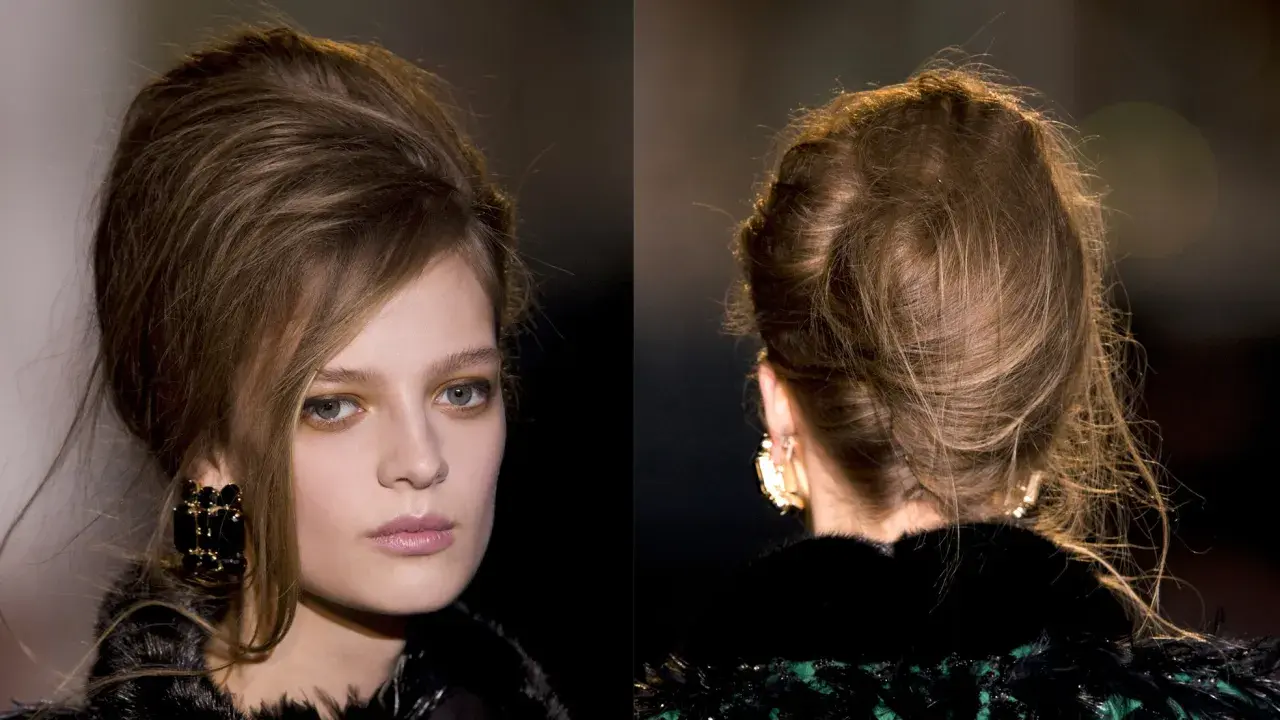 Chignon banane décoiffé, un style chic et décontracté, avec quelques mèches rebelles encadrant le visage.