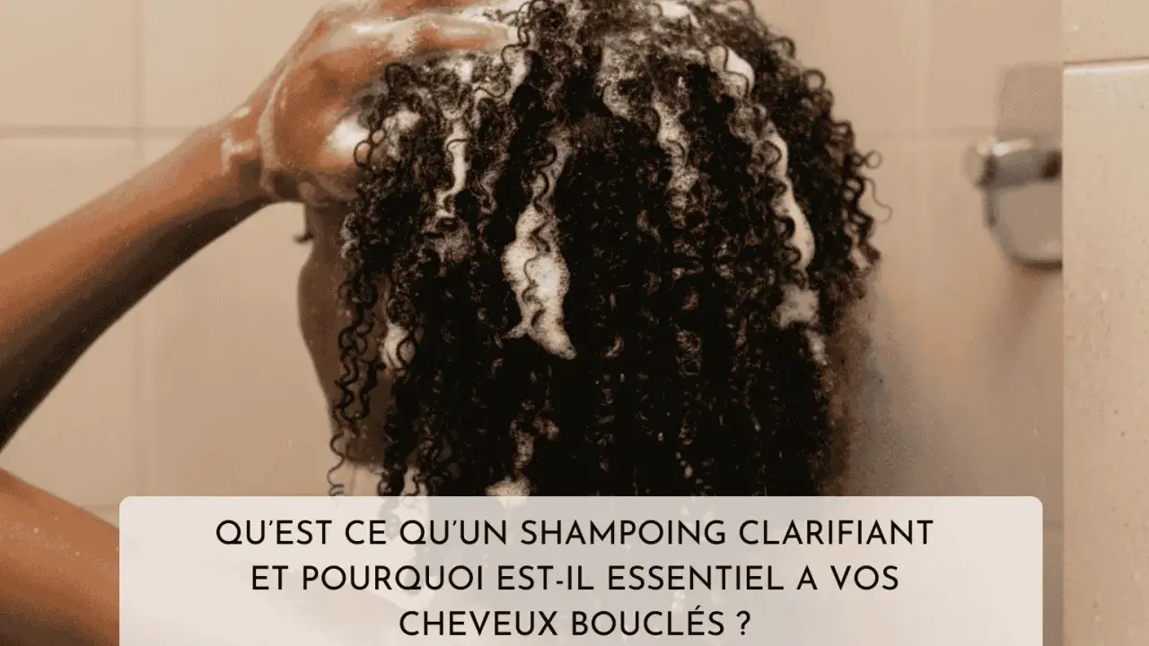 Une personne aux cheveux bouclés utilise un shampoing clarifiant maison sous la douche.