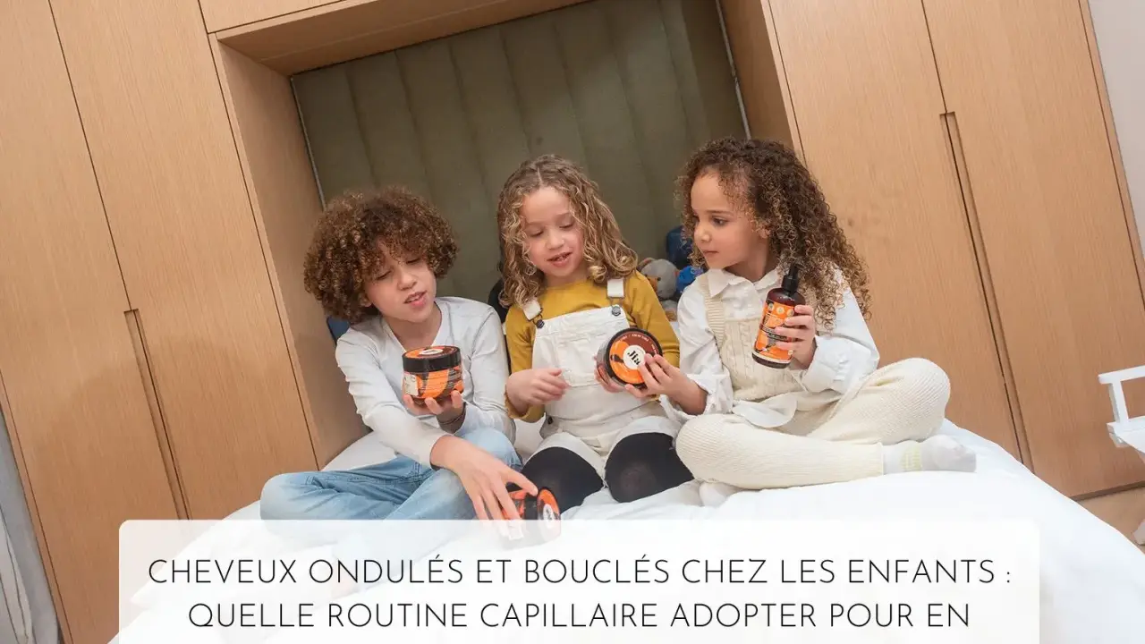 Trois enfants, dont une fille aux cheveux bouclés, tiennent des produits capillaires.