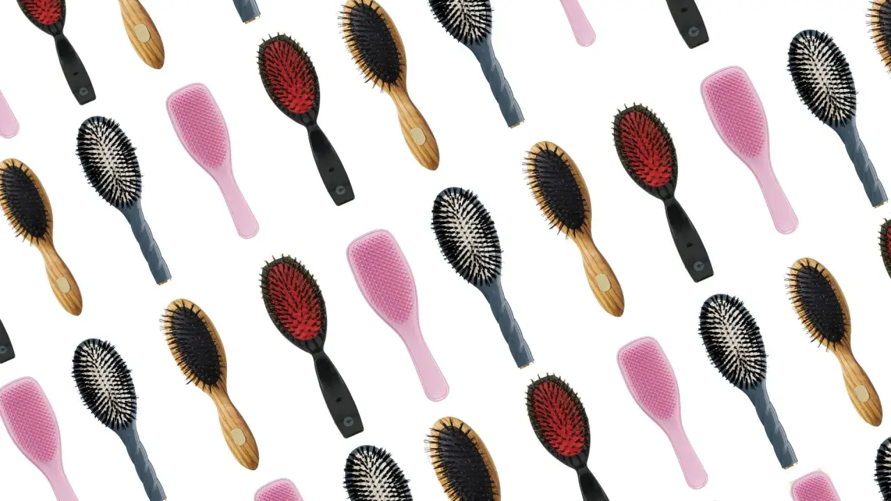 Une variété de brosses à cheveux, roses, noires, bleues et en bois, pour vous aider à choisir quelle brosse à cheveux choisir.
