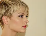 Profil d'une femme avec des cheveux courts et lisses, maquillage subtil et lèvres rouges.