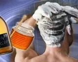 Une personne se lave les cheveux savonneux. À côté, une bouteille de vinaigre de cidre et un pot de miel, pour éclaircir cheveux naturellement.