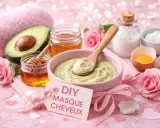 Un bol de masque cheveux avocat, miel, lait et œuf, entouré de roses roses et de cœurs.