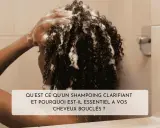 Une personne aux cheveux bouclés utilise un shampoing clarifiant maison sous la douche.