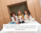 Trois enfants, dont une fille aux cheveux bouclés, tiennent des produits capillaires.