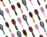 Une variété de brosses à cheveux, roses, noires, bleues et en bois, pour vous aider à choisir quelle brosse à cheveux choisir.