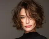 Quelle coupe de cheveux pour cheveux très fins et plats ? Ce carré dégradé avec du mouvement donne du volume et du style.