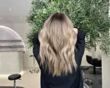 Magnifique coloration après henné, des reflets blonds naturels et lumineux sur une chevelure ondulée.