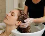 Une femme se fait laver les cheveux, une sensation de douceur pour contrer les cheveux électriques en hiver.