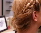 Une tresse élégante et un chignon bas, une coiffure rapide parfaite pour un look sophistiqué en un clin d'œil.