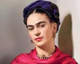 Portrait de Frida Kahlo avec sa célèbre coiffure torsadée violette, un foulard rouge vif et des bijoux ethniques.