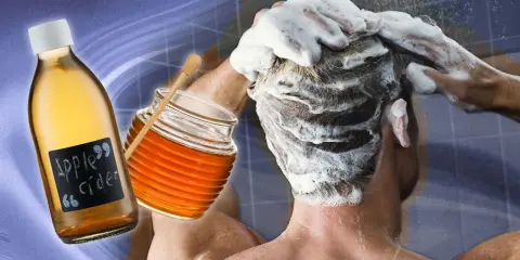 Une personne se lave les cheveux savonneux. À côté, une bouteille de vinaigre de cidre et un pot de miel, pour éclaircir cheveux naturellement.