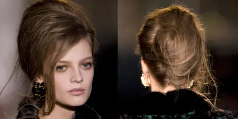 Chignon banane décoiffé, un style chic et décontracté, avec quelques mèches rebelles encadrant le visage.