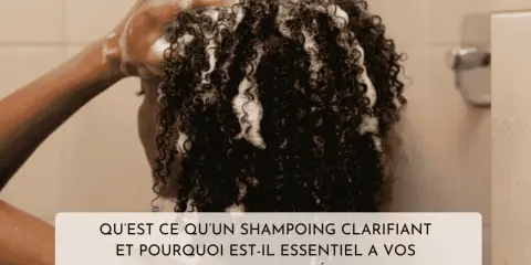 Une personne aux cheveux bouclés utilise un shampoing clarifiant maison sous la douche.