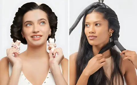 Deux femmes montrent comment garder ses boucles la nuit avec des bigoudis en tissu.