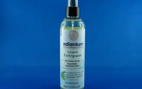 Flacon de laque écologique Adiantum, spray fixateur sans gaz. Est-ce que la laque abîme les cheveux ? Ce produit promet haute finition, souplesse et tenue.
