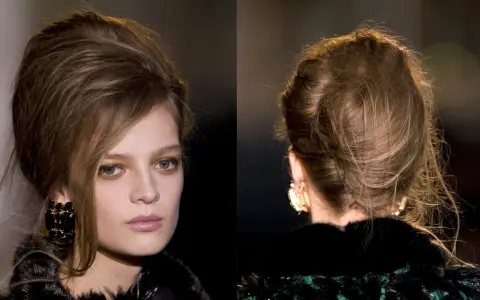 Chignon banane décoiffé, un style chic et décontracté, avec quelques mèches rebelles encadrant le visage.