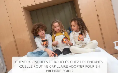 Trois enfants, dont une fille aux cheveux bouclés, tiennent des produits capillaires.