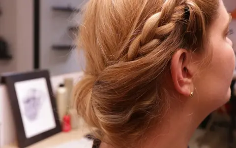 Une tresse élégante et un chignon bas, une coiffure rapide parfaite pour un look sophistiqué en un clin d'œil.