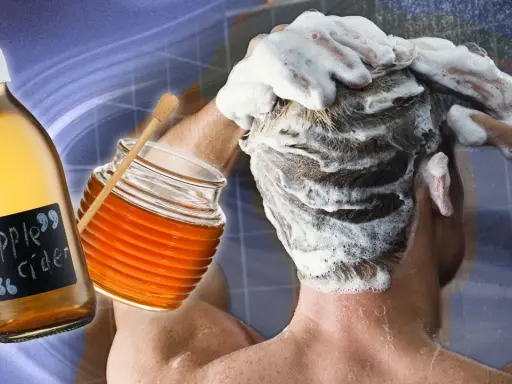 Une personne se lave les cheveux savonneux. À côté, une bouteille de vinaigre de cidre et un pot de miel, pour éclaircir cheveux naturellement.