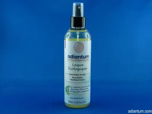 Flacon de laque écologique Adiantum, spray fixateur sans gaz. Est-ce que la laque abîme les cheveux ? Ce produit promet haute finition, souplesse et tenue.