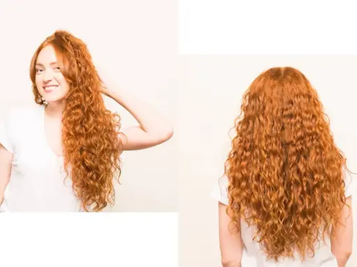 Femme souriante avec de magnifiques cheveux ondulés ou bouclés roux, vus de face et de dos.