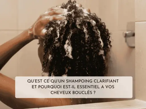 Une personne aux cheveux bouclés utilise un shampoing clarifiant maison sous la douche.