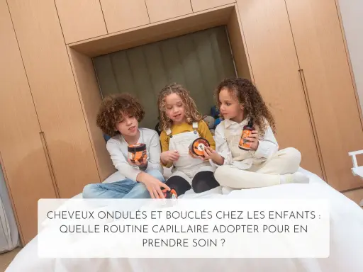 Trois enfants, dont une fille aux cheveux bouclés, tiennent des produits capillaires.