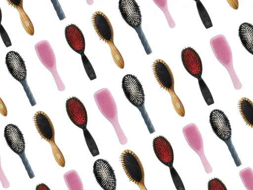 Une variété de brosses à cheveux, roses, noires, bleues et en bois, pour vous aider à choisir quelle brosse à cheveux choisir.