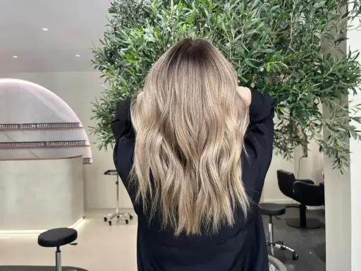 Magnifique coloration après henné, des reflets blonds naturels et lumineux sur une chevelure ondulée.