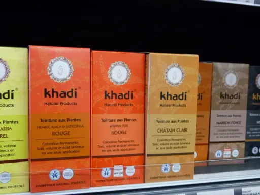 Coloration végétale enceinte : boîtes de teinture Khadi aux teintes naturelles, rouge, châtain clair, marron foncé et noir.