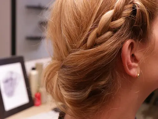 Une tresse élégante et un chignon bas, une coiffure rapide parfaite pour un look sophistiqué en un clin d'œil.