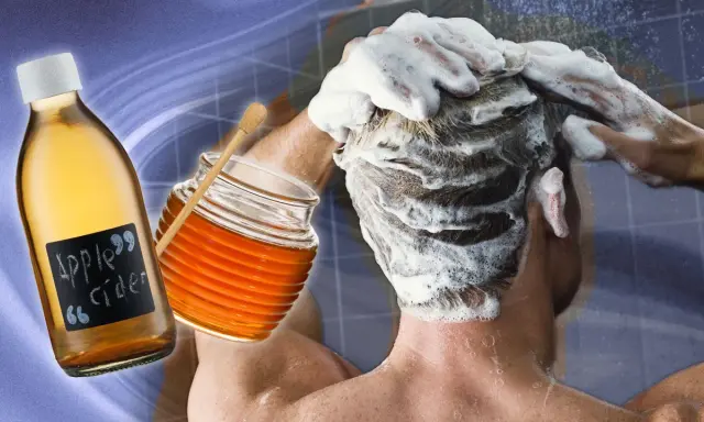 Une personne se lave les cheveux savonneux. À côté, une bouteille de vinaigre de cidre et un pot de miel, pour éclaircir cheveux naturellement.