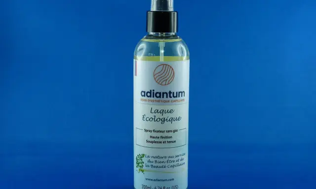 Flacon de laque écologique Adiantum, spray fixateur sans gaz. Est-ce que la laque abîme les cheveux ? Ce produit promet haute finition, souplesse et tenue.