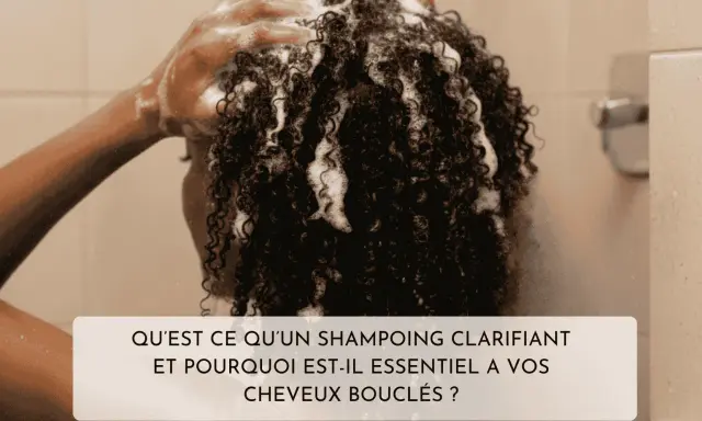 Une personne aux cheveux bouclés utilise un shampoing clarifiant maison sous la douche.