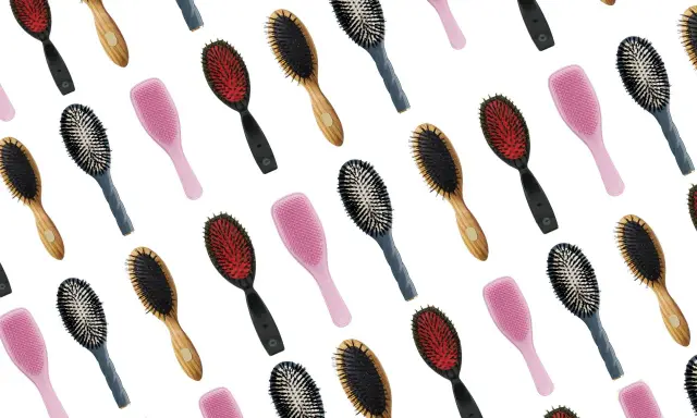 Une variété de brosses à cheveux, roses, noires, bleues et en bois, pour vous aider à choisir quelle brosse à cheveux choisir.
