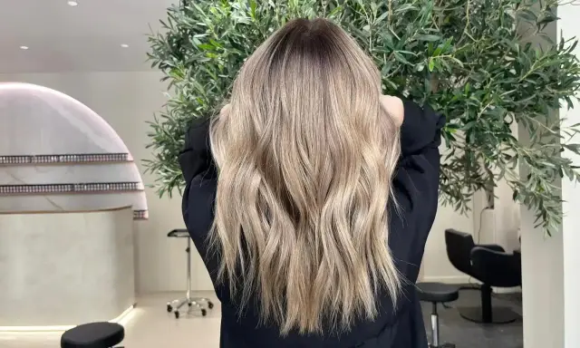 Magnifique coloration après henné, des reflets blonds naturels et lumineux sur une chevelure ondulée.