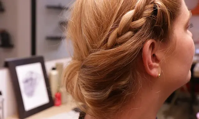 Une tresse élégante et un chignon bas, une coiffure rapide parfaite pour un look sophistiqué en un clin d'œil.