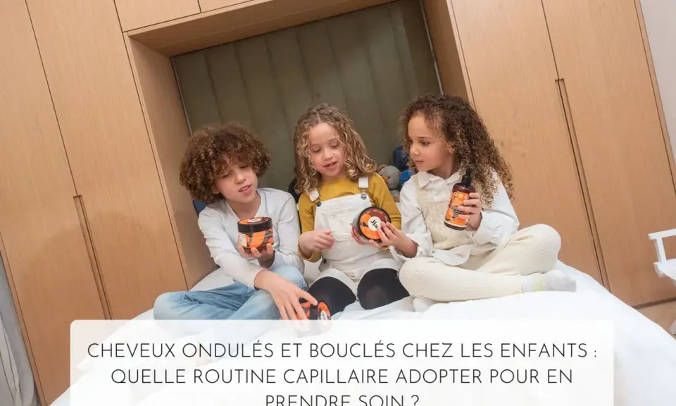 Trois enfants, dont une fille aux cheveux bouclés, tiennent des produits capillaires.