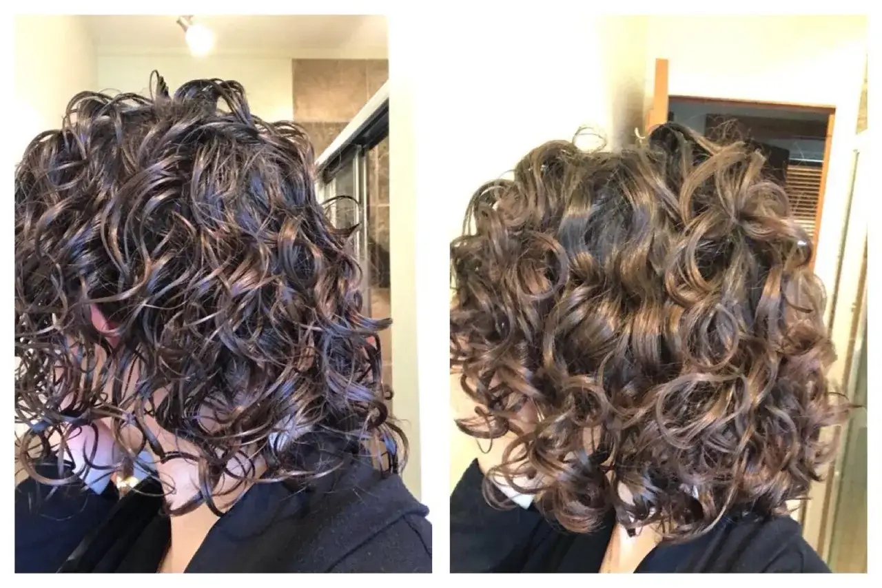 Cheveux bruns bouclés, humides à gauche, secs et définis à droite. Le scruncher cheveux a révélé des boucles magnifiques.