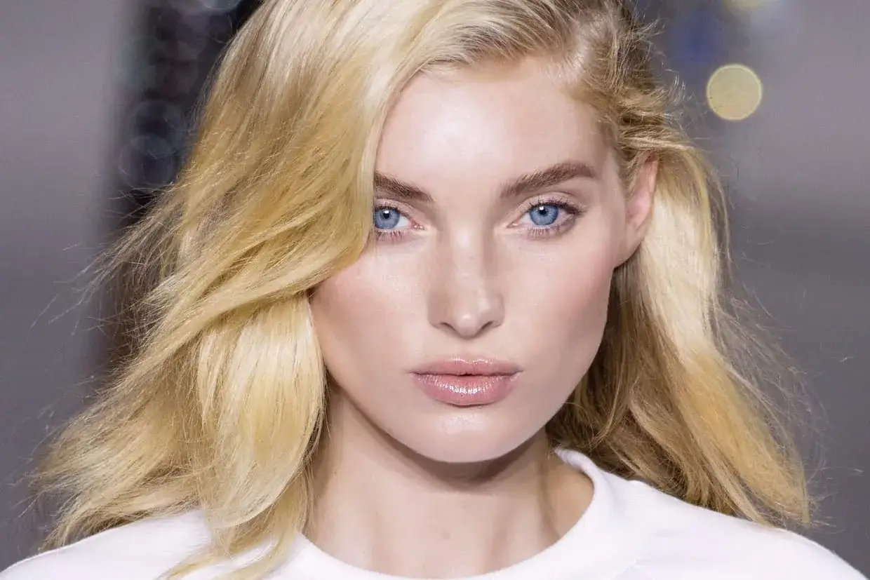 Un mannequin aux yeux bleus per&ccedil;ants et &agrave; la chevelure d'une belle teinte de blond, ondul&eacute;e et lumineuse.