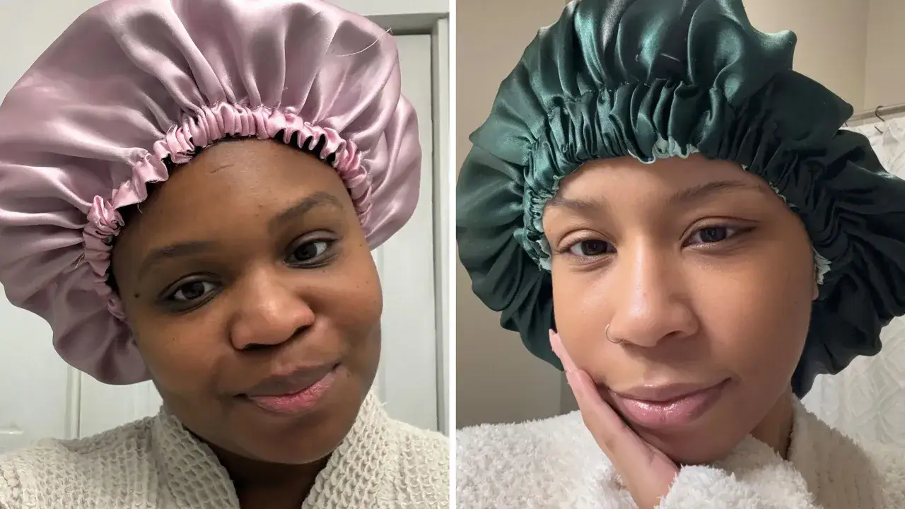Deux femmes souriantes portent des bonnets de nuit satinés, prêts à coiffer leurs cheveux ondulés le matin.