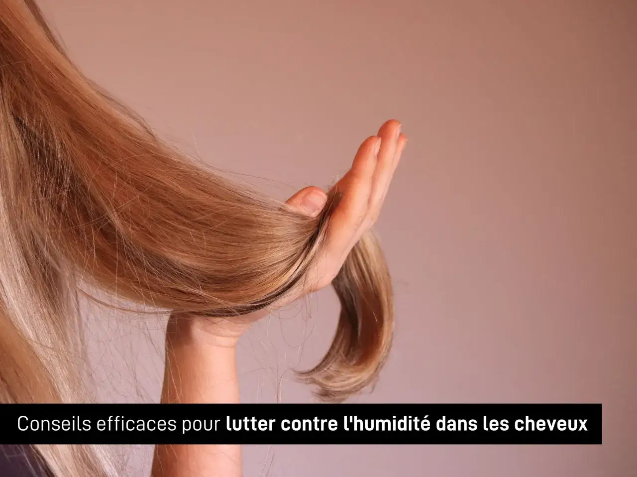 Une main caresse des cheveux blonds, un peu indisciplin&eacute;s, sugg&eacute;rant des conseils pour dompter les m&egrave;ches rebelles.