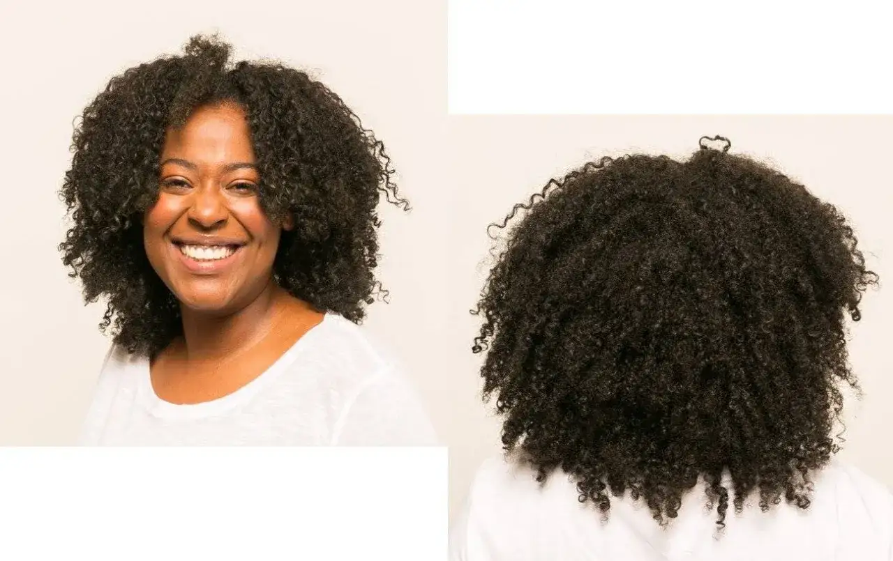 Une femme souriante avec de magnifiques cheveux cr&eacute;pus, montr&eacute;e de face et de dos.