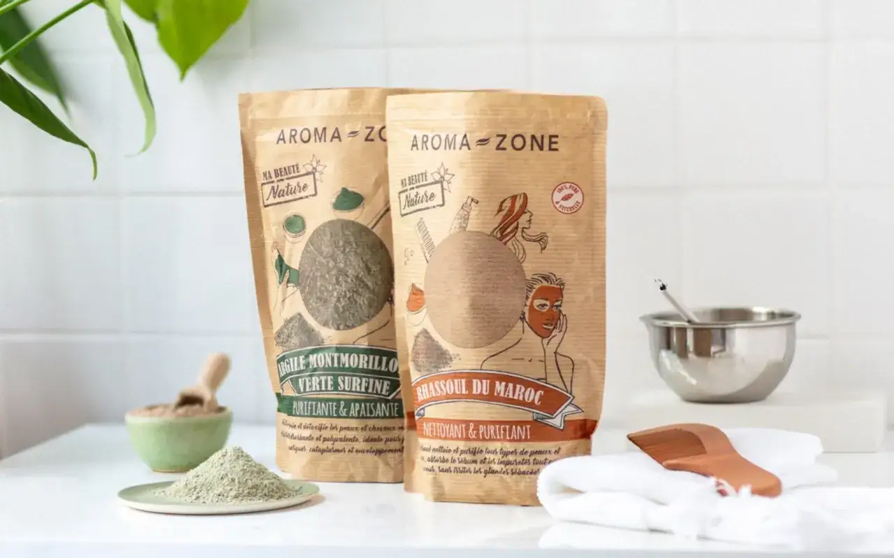 Deux sachets d'argiles Aroma-Zone, parfaits pour un shampoing clarifiant maison. Une invitation &agrave; la beaut&eacute; naturelle.