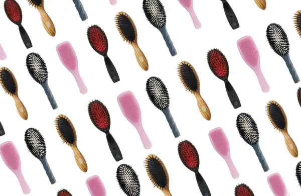 Une variété de brosses à cheveux, roses, noires, bleues et en bois, pour vous aider à choisir quelle brosse à cheveux choisir.