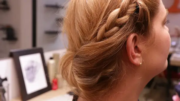 Une tresse élégante et un chignon bas, une coiffure rapide parfaite pour un look sophistiqué en un clin d'œil.